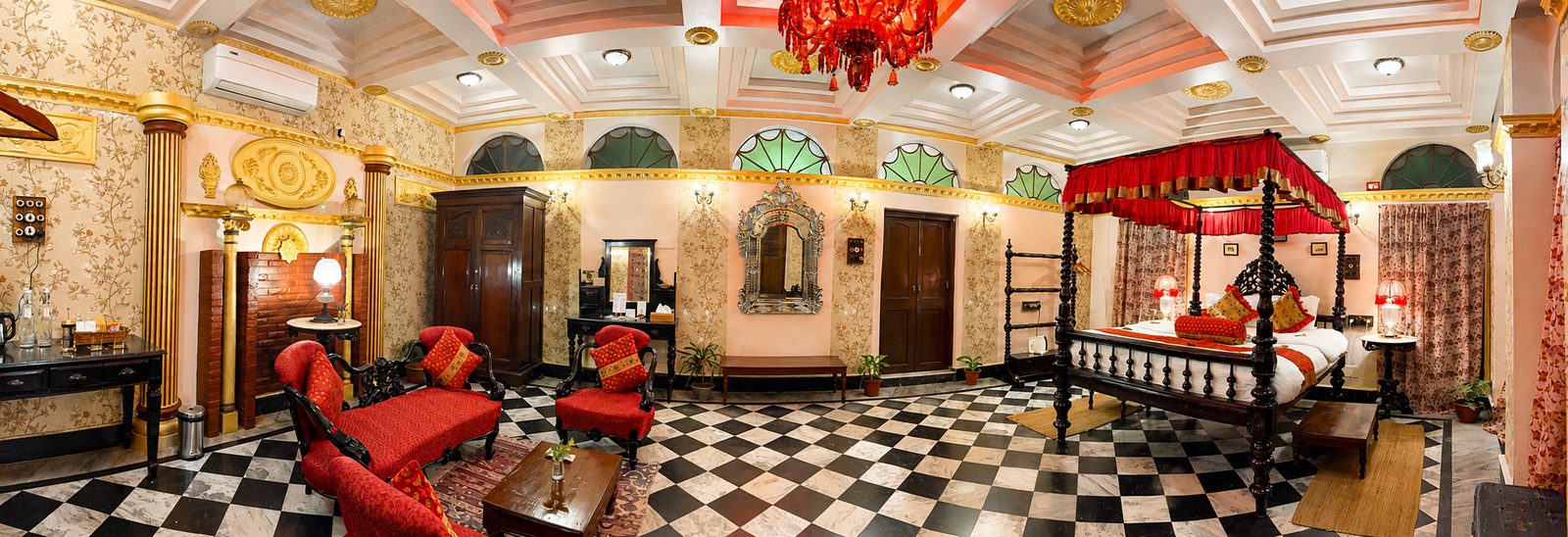 Maharaja Suite, red and gold