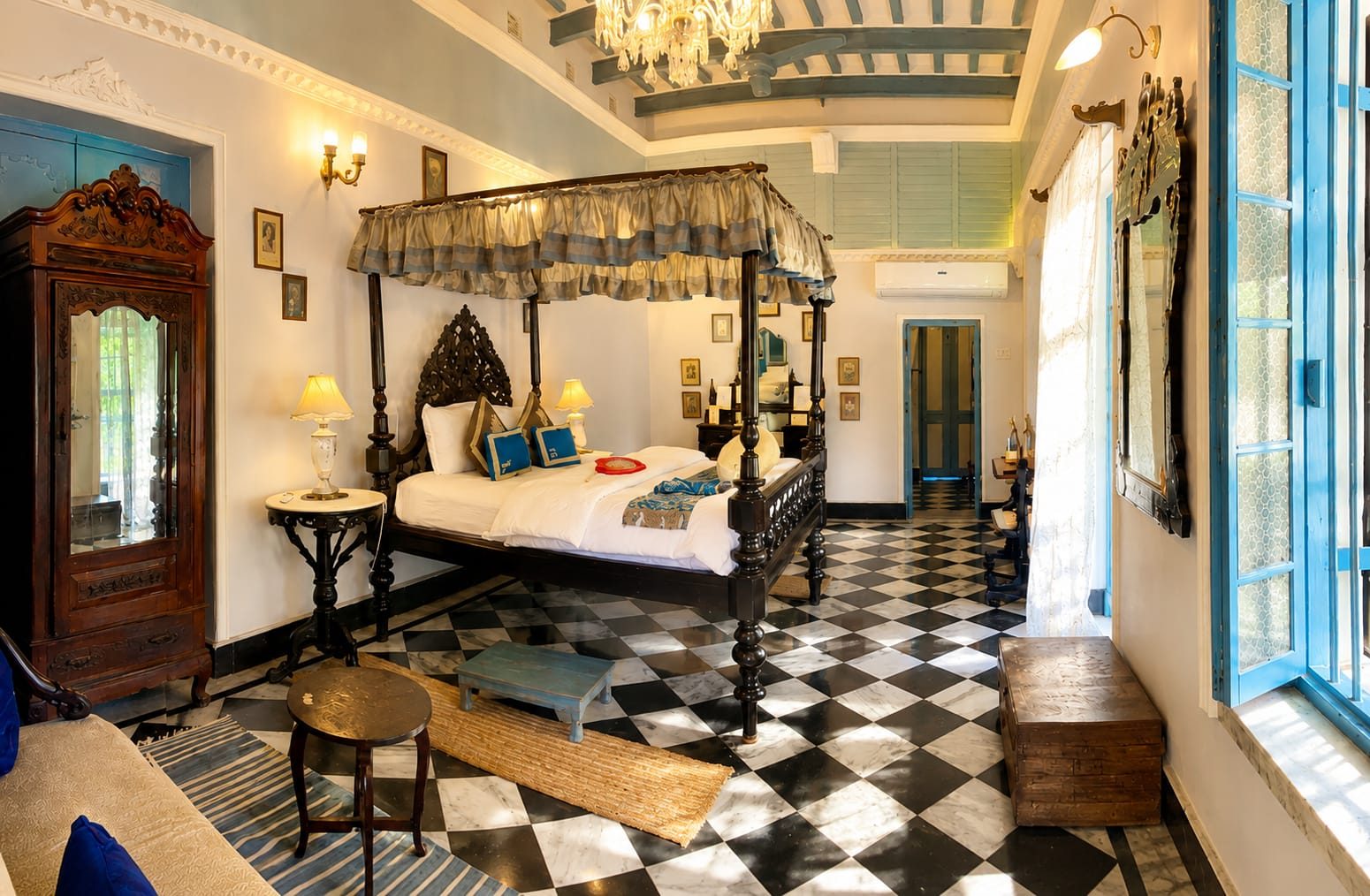 Royal Heritage Suite, blue accents
