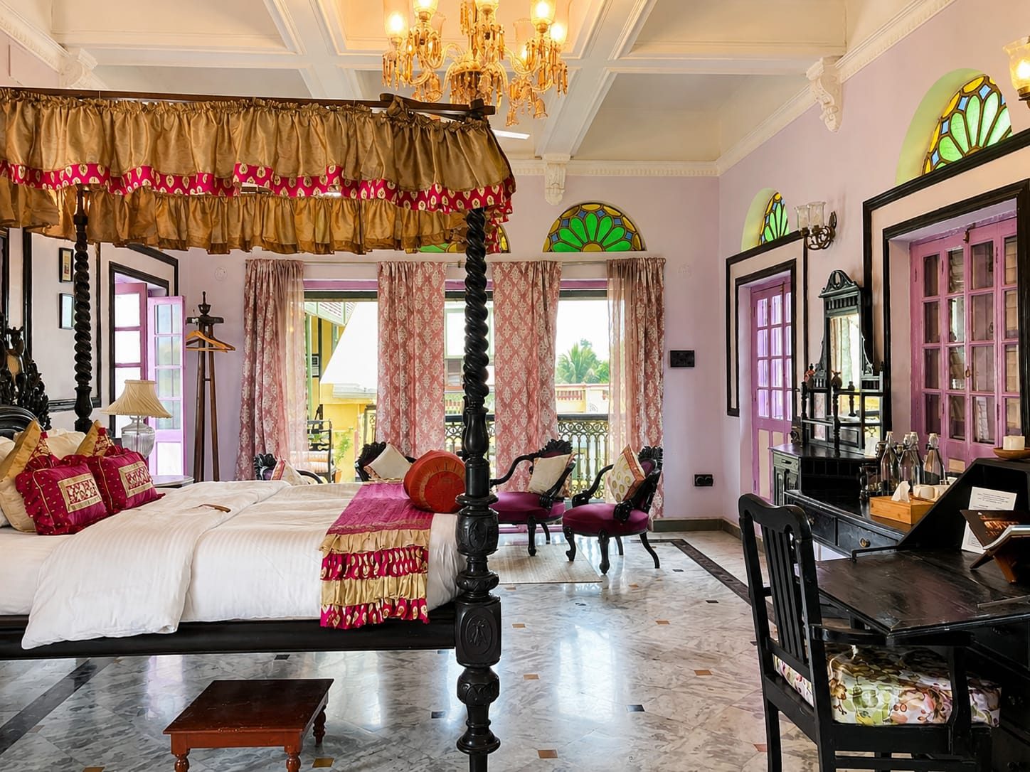 Royal Heritage Suite, gold and pink canopy